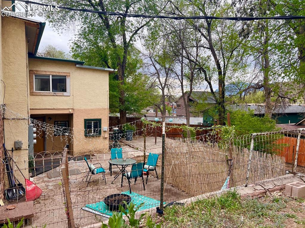 Image 3 of 5: Yard