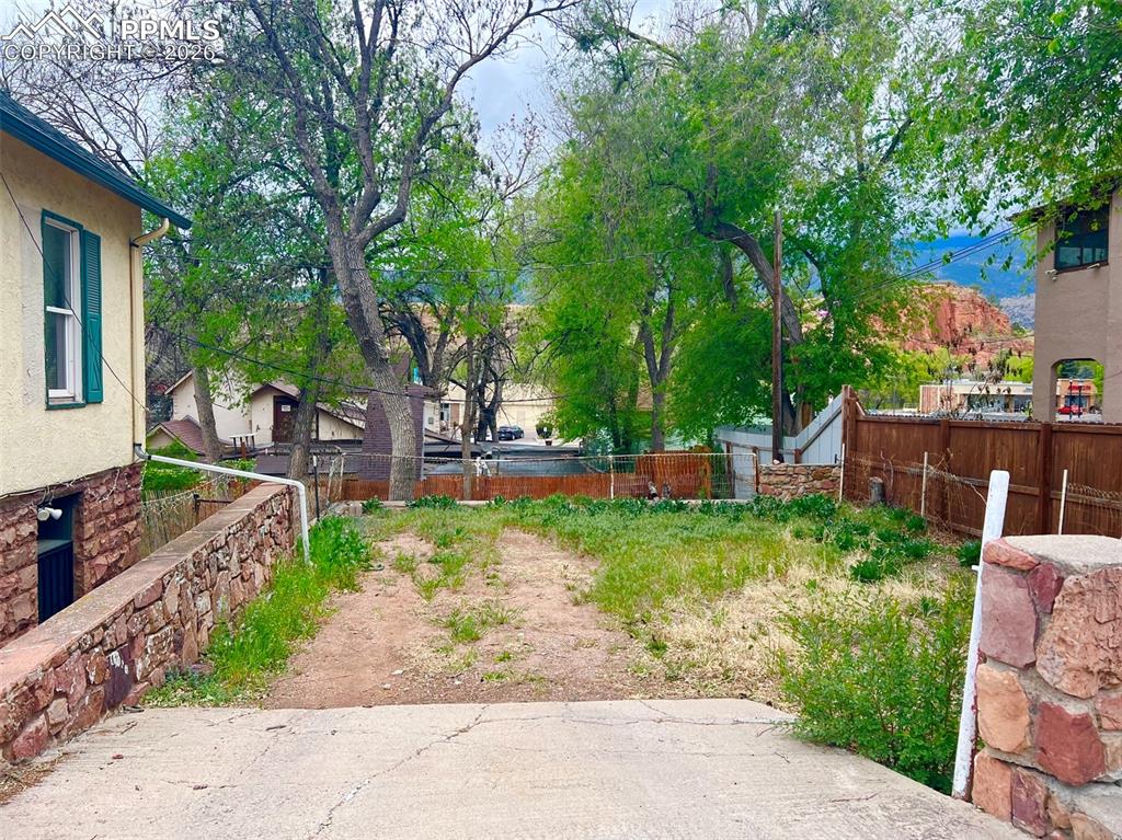 Image 4 of 5: Yard