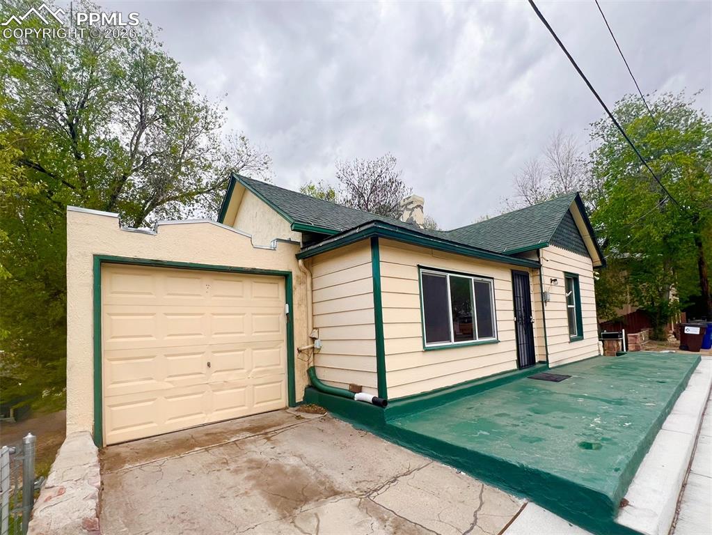 Image 5 of 5: Garage