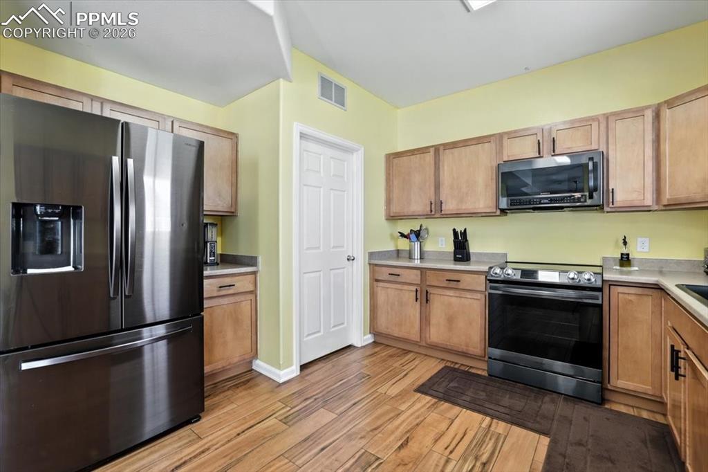 Image 10 of 37: Kitchen