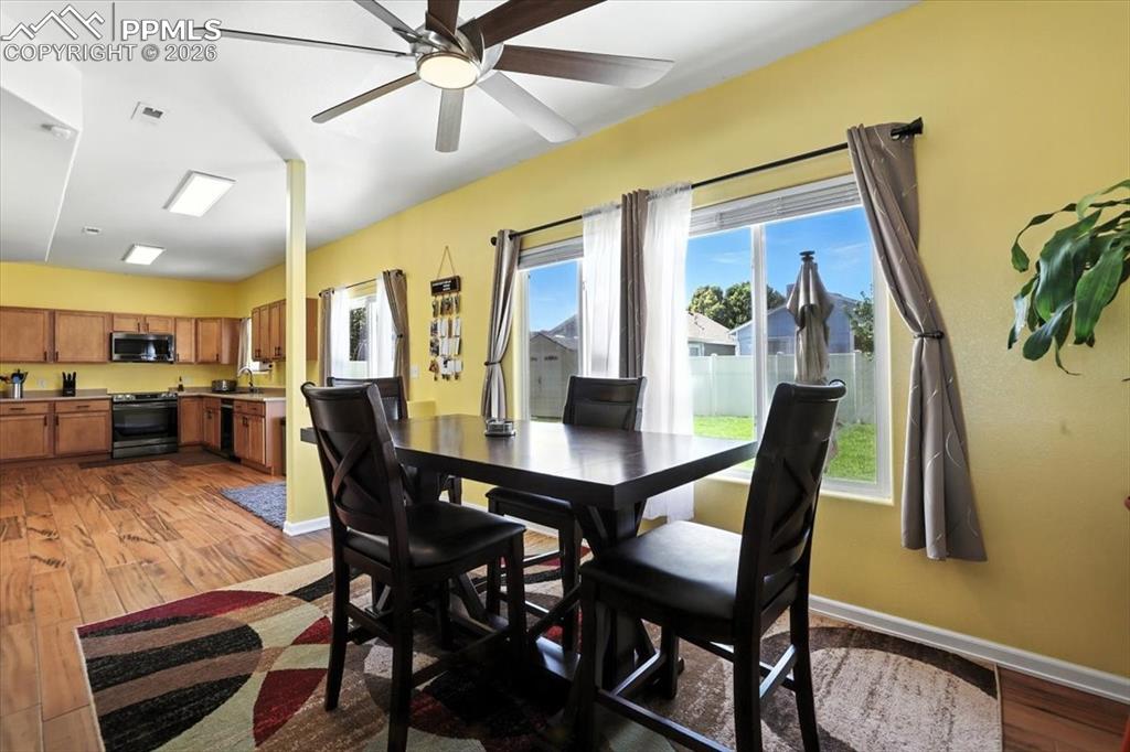 Image 7 of 37: Dining Area