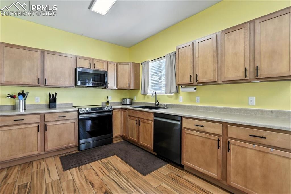 Image 8 of 37: Kitchen