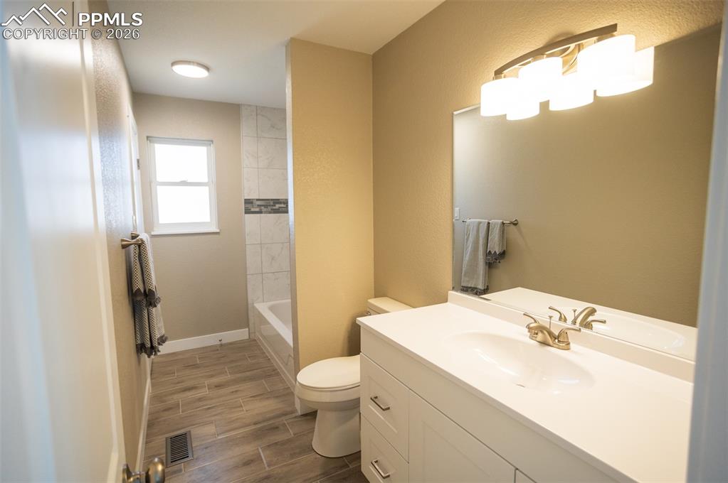 Image 14 of 34: Bathroom