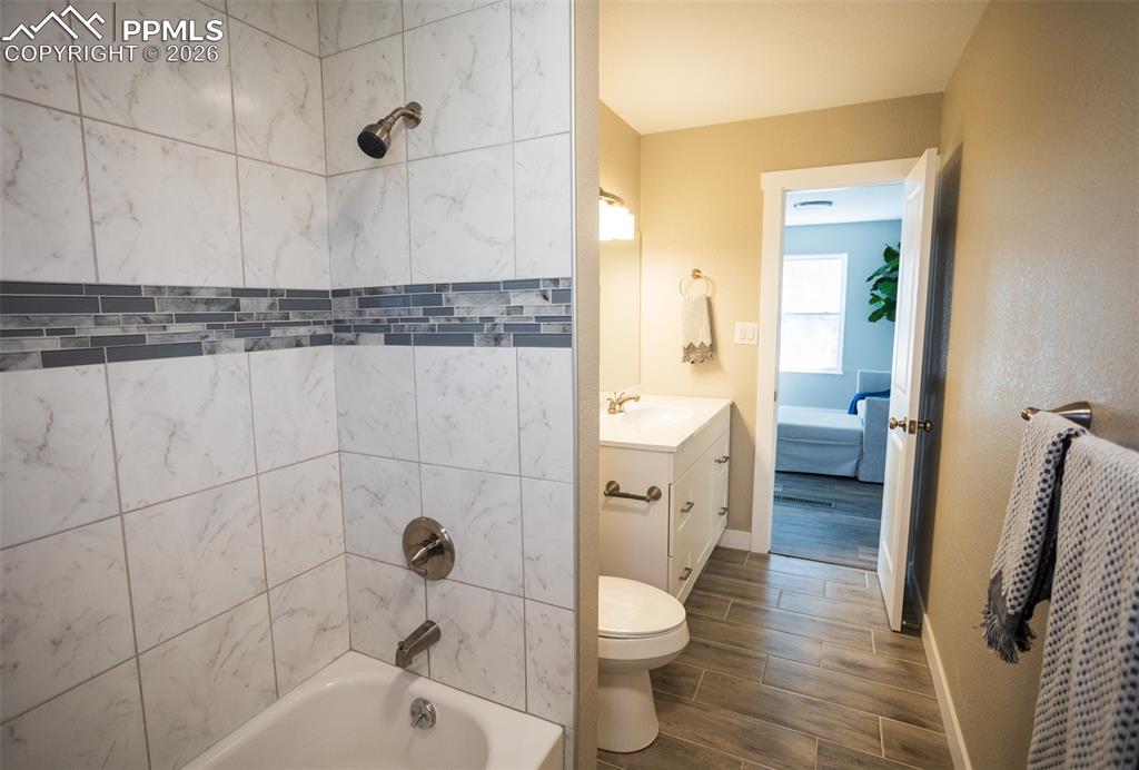 Image 15 of 34: Bathroom