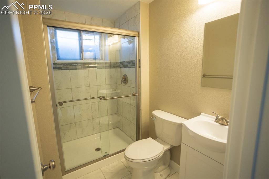 Image 25 of 34: Bathroom