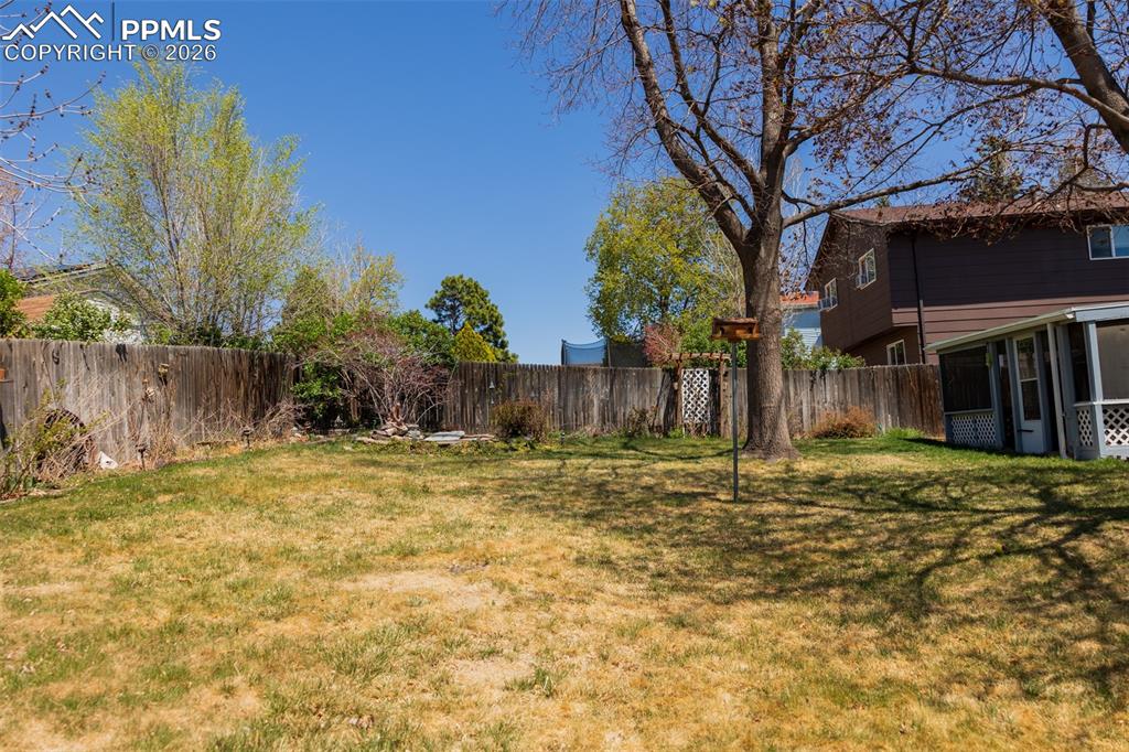 Image 30 of 34: Yard