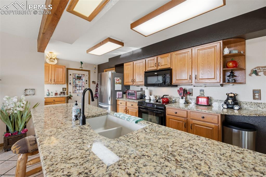 Image 14 of 37: Kitchen