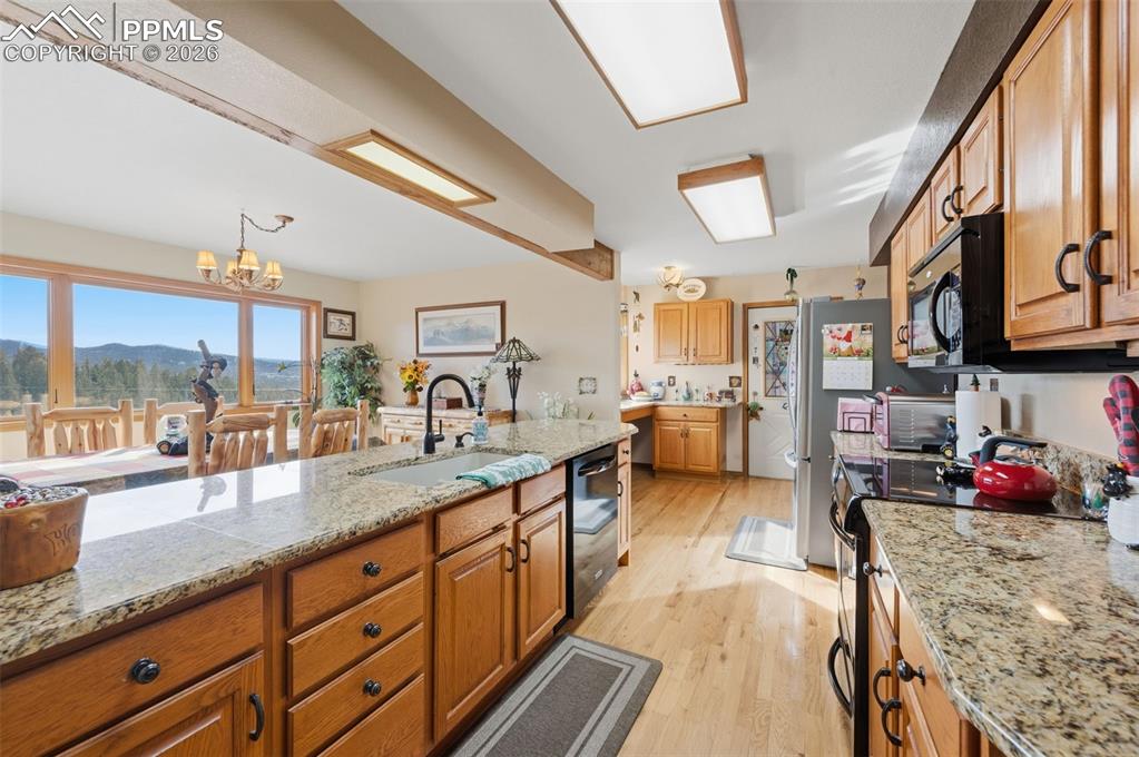 Image 15 of 37: Kitchen