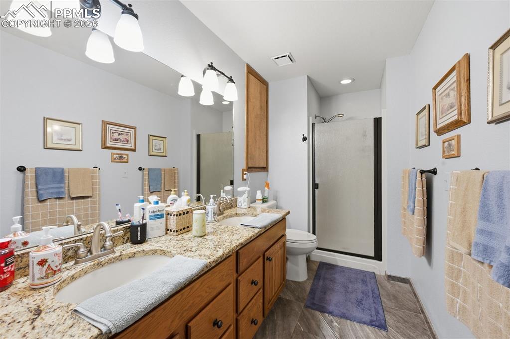 Image 24 of 37: Bathroom