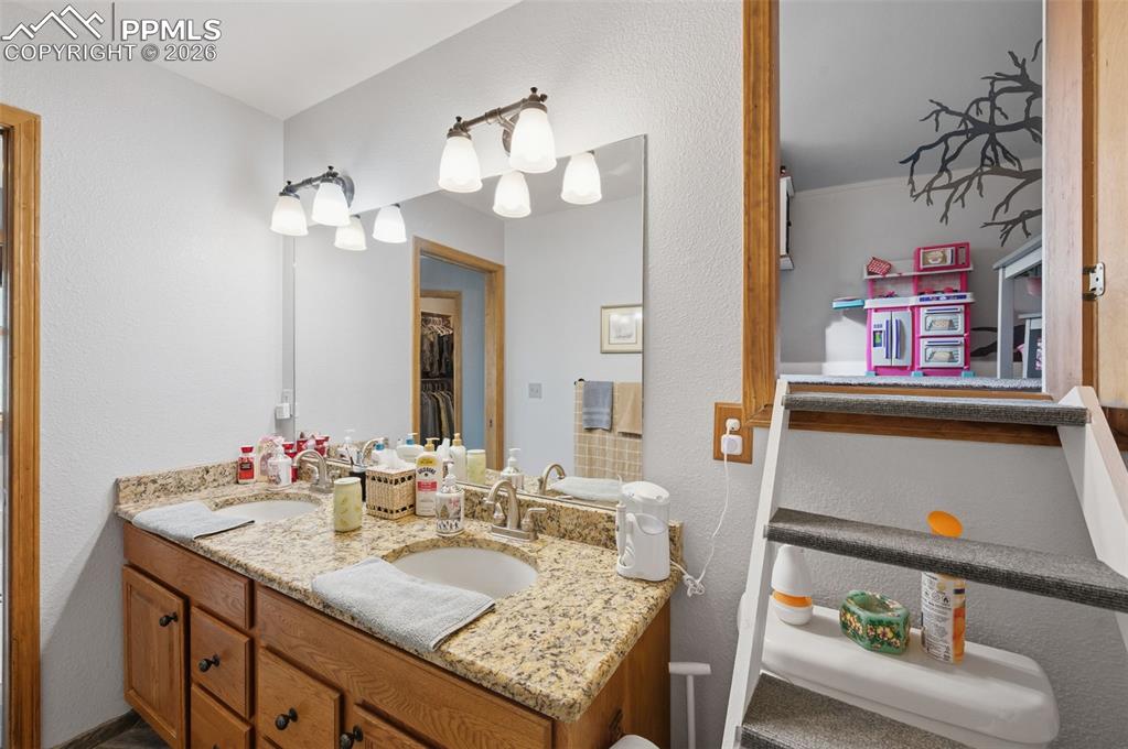 Image 25 of 37: Bathroom