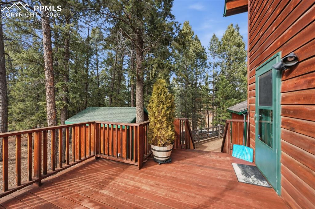 Image 29 of 37: Deck