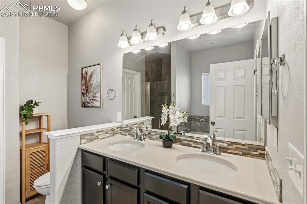 Image 15 of 34: Bathroom