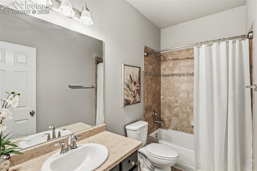 Image 18 of 34: Bathroom