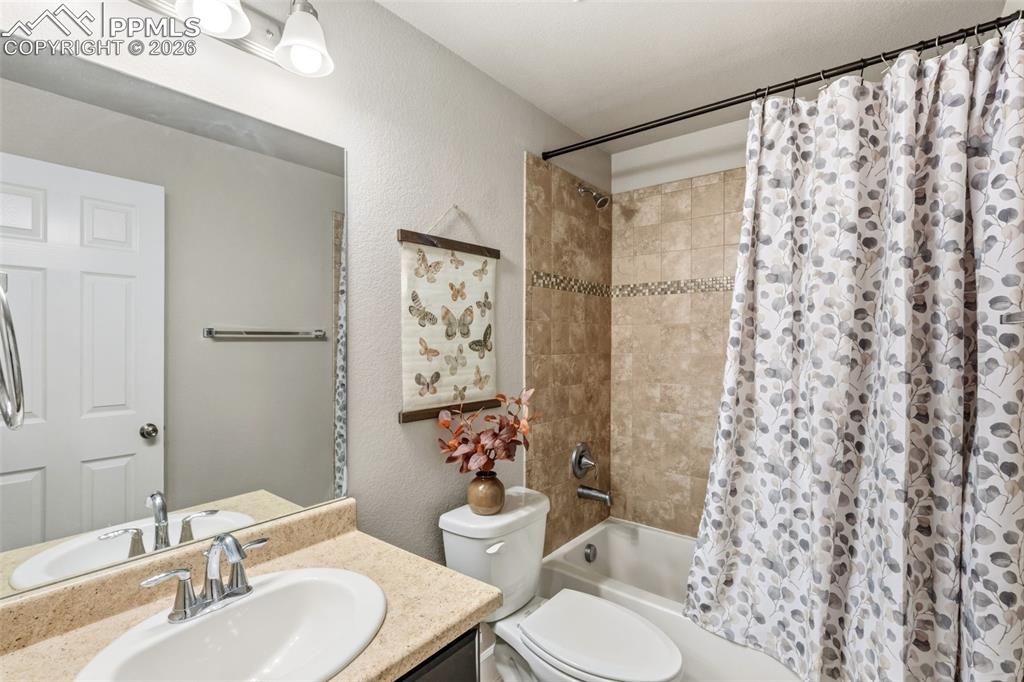 Image 28 of 34: Bathroom