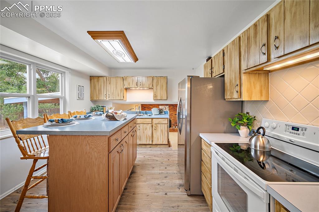 Image 11 of 41: Kitchen