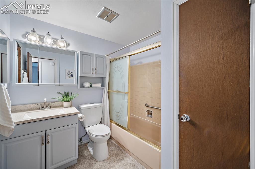 Image 14 of 41: Upstairs full bath 