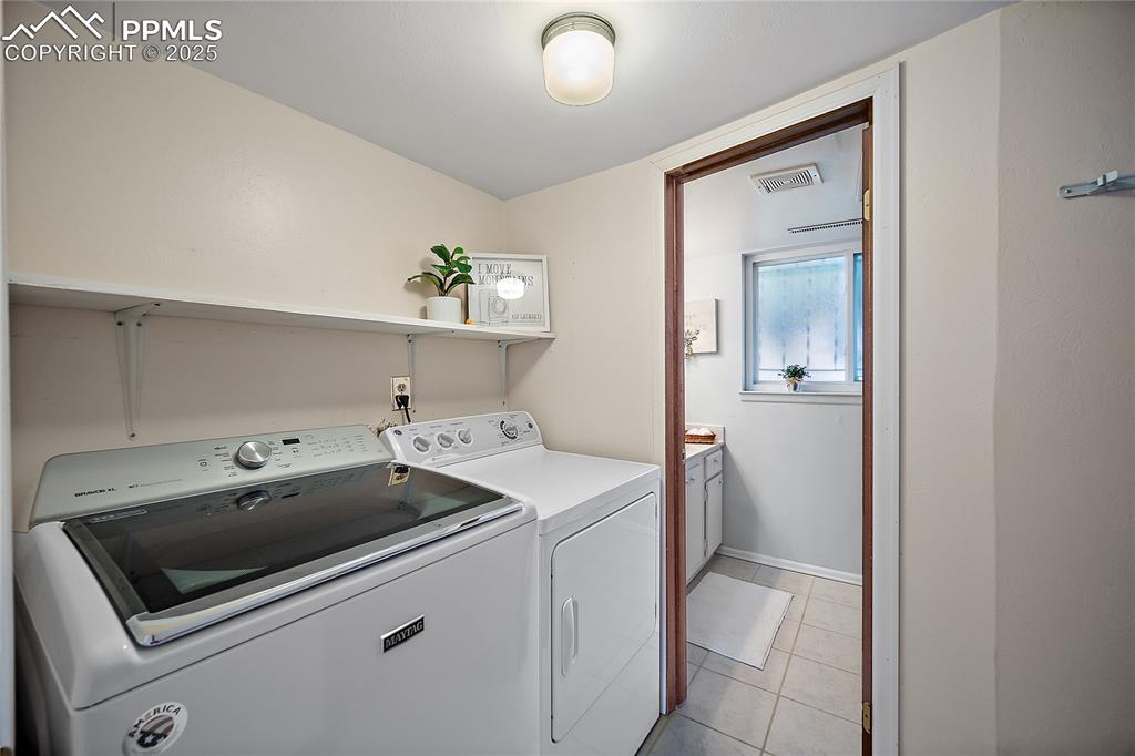 Image 26 of 41: Laundry space