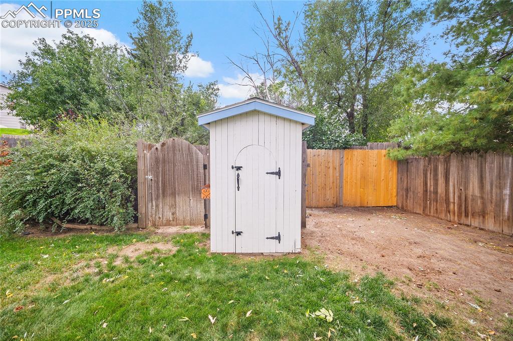 Image 31 of 41: Potting shed