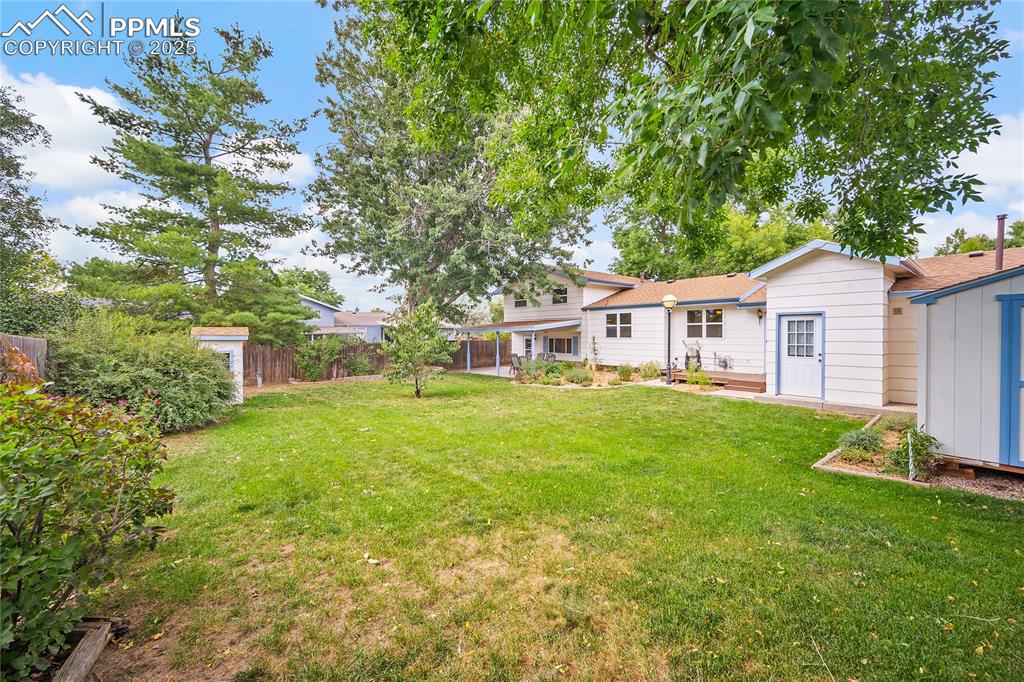 Image 32 of 41: Yard