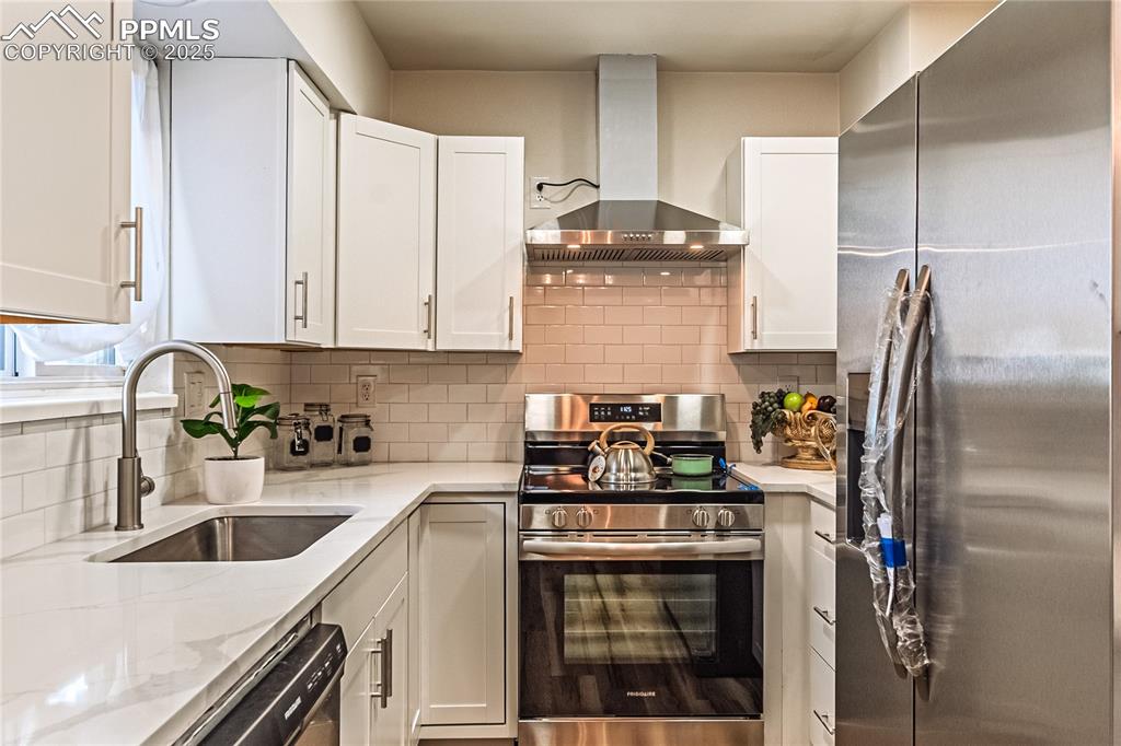 Image 11 of 40: Kitchen