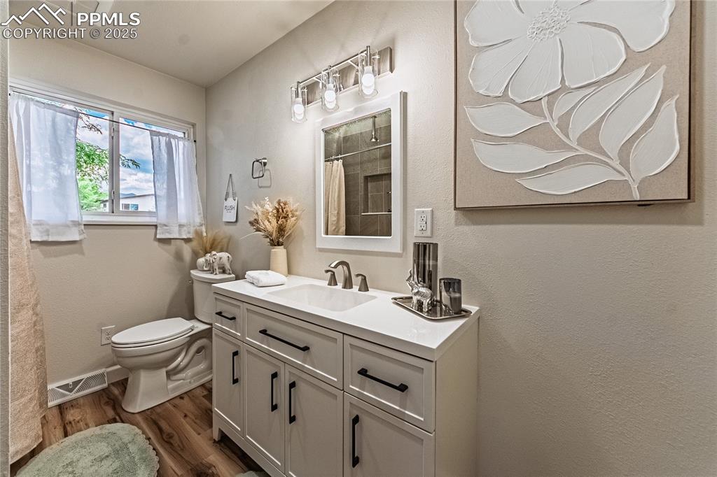 Image 14 of 40: Bathroom