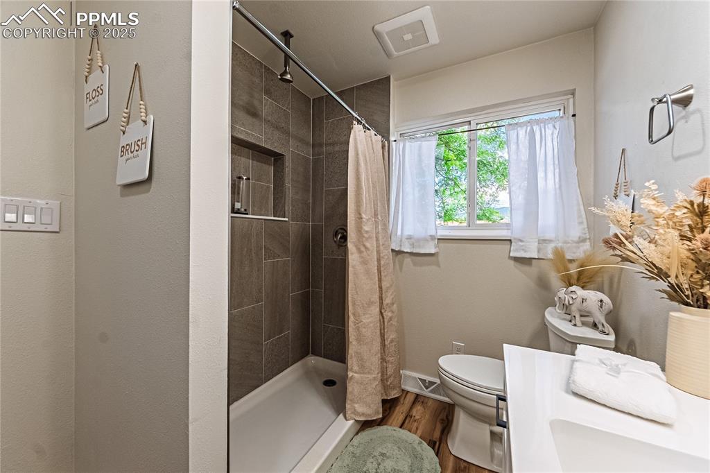 Image 15 of 40: Bathroom