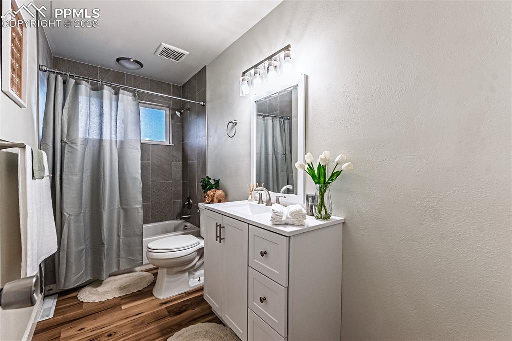 Image 19 of 40: Bathroom