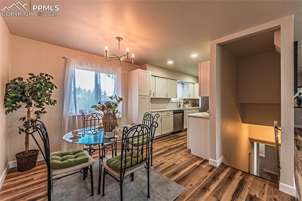 Image 7 of 40: Dining Area