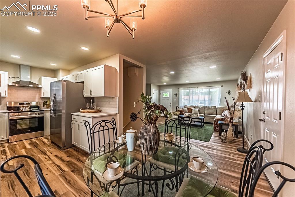 Image 8 of 40: Dining Area