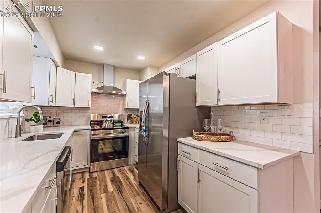 Image 9 of 40: Kitchen