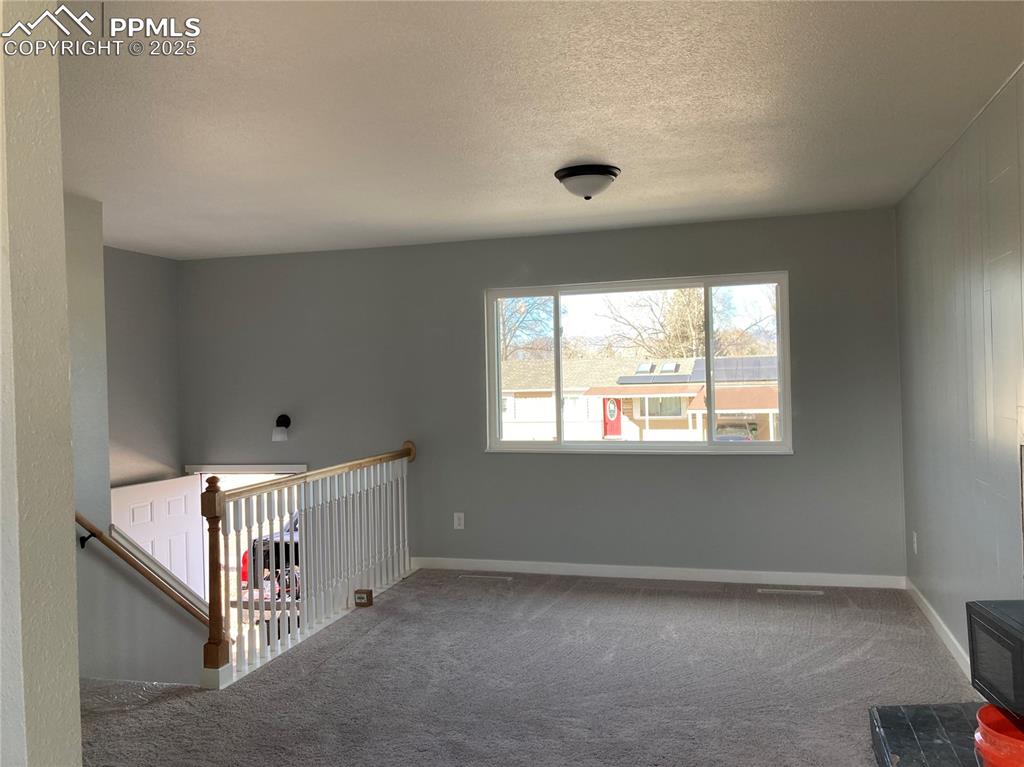 Image 4 of 10: Living room