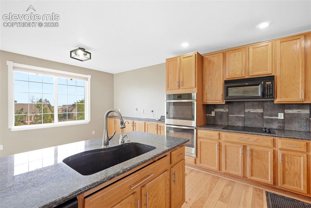 Image 11 of 50: Kitchen