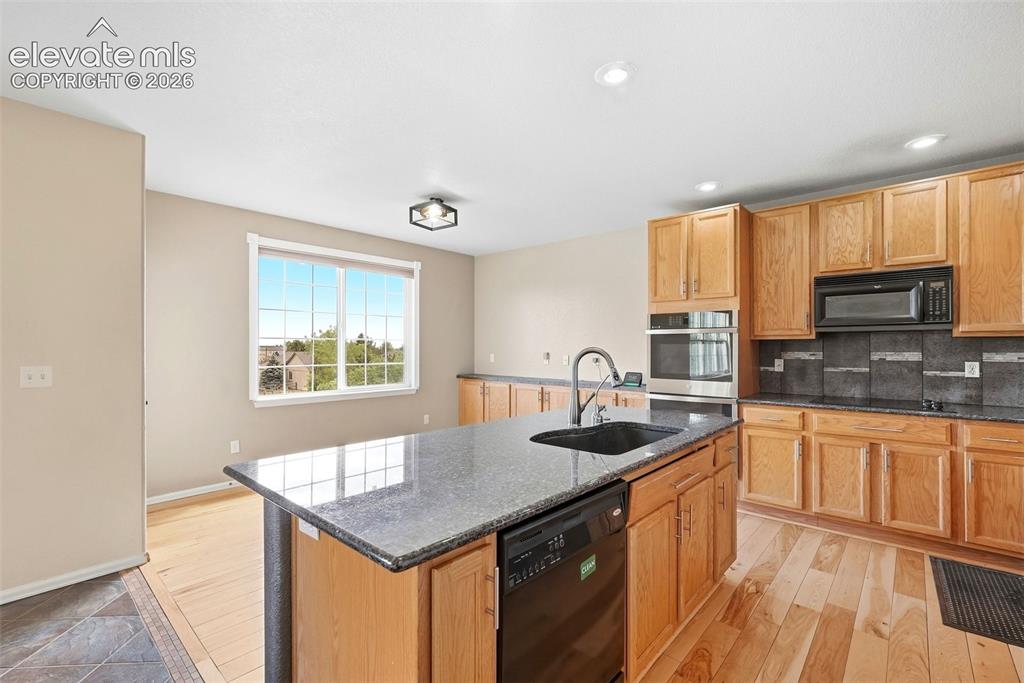 Image 14 of 50: Kitchen