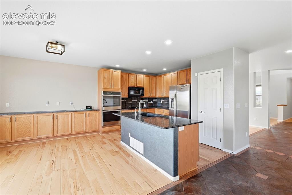 Image 15 of 50: Kitchen