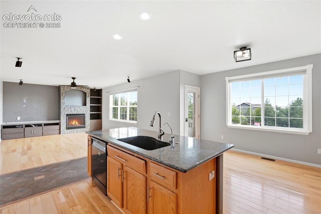 Image 16 of 50: Kitchen