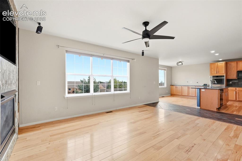 Image 19 of 50: Living Room