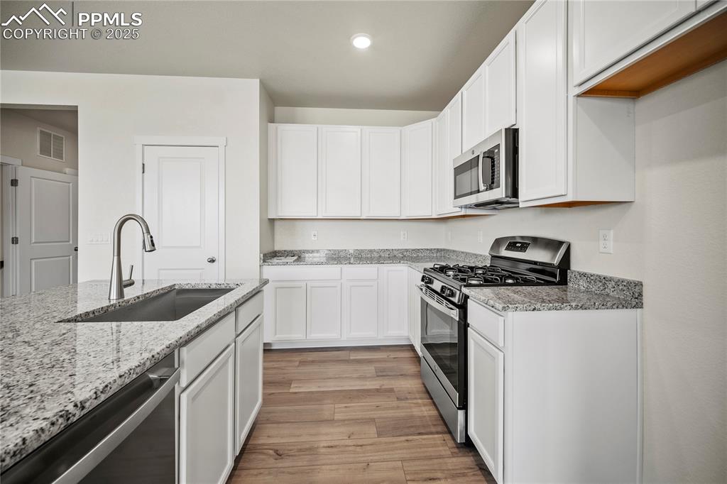 Image 13 of 29: Kitchen