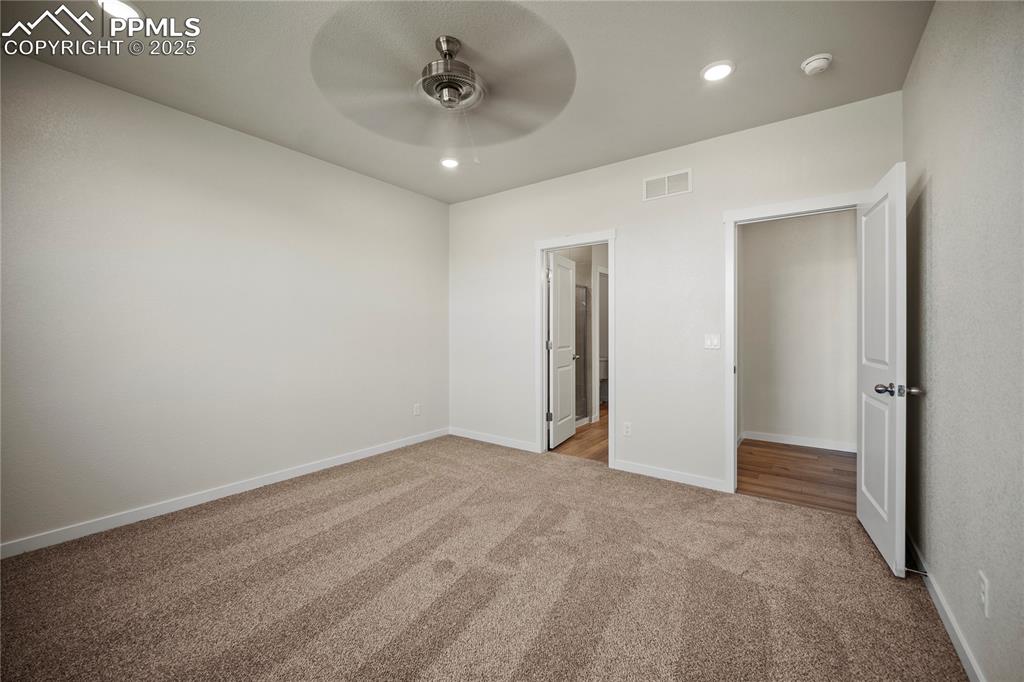 Image 18 of 29: Bedroom