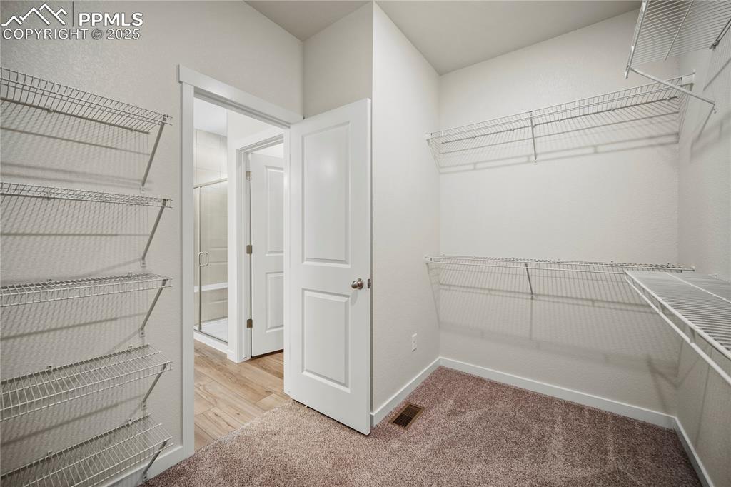 Image 22 of 29: Closet