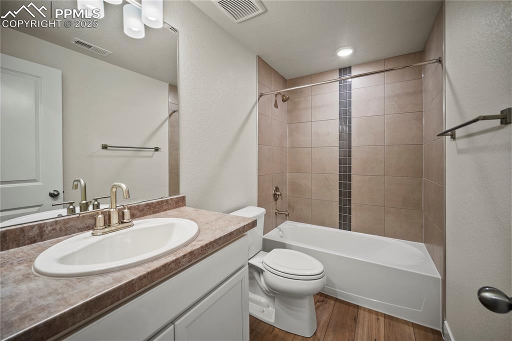 Image 26 of 29: Bathroom