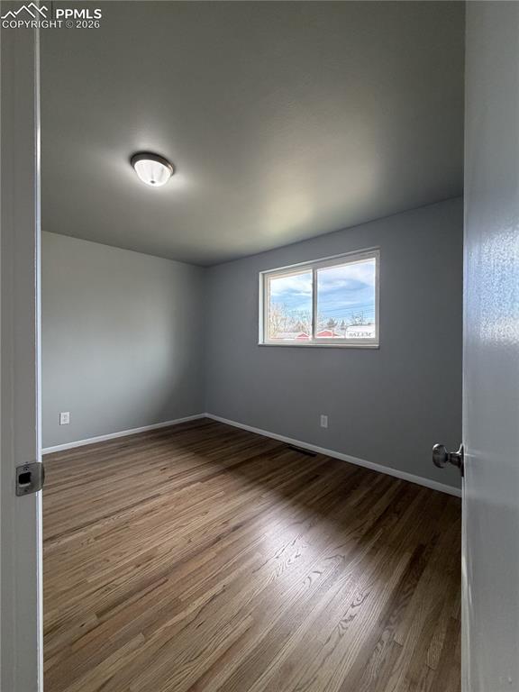 Image 10 of 12: Bedroom