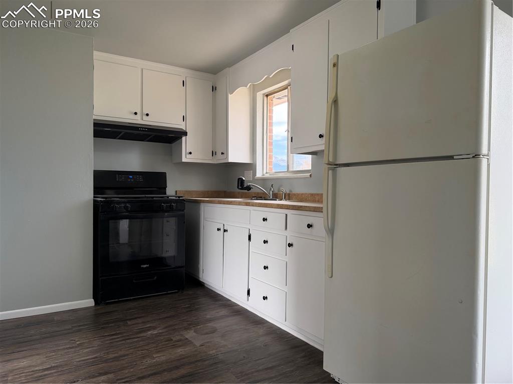 Image 4 of 12: Kitchen