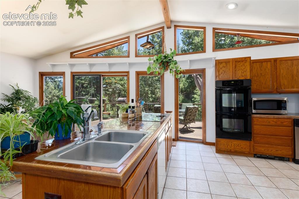 Image 11 of 50: Kitchen