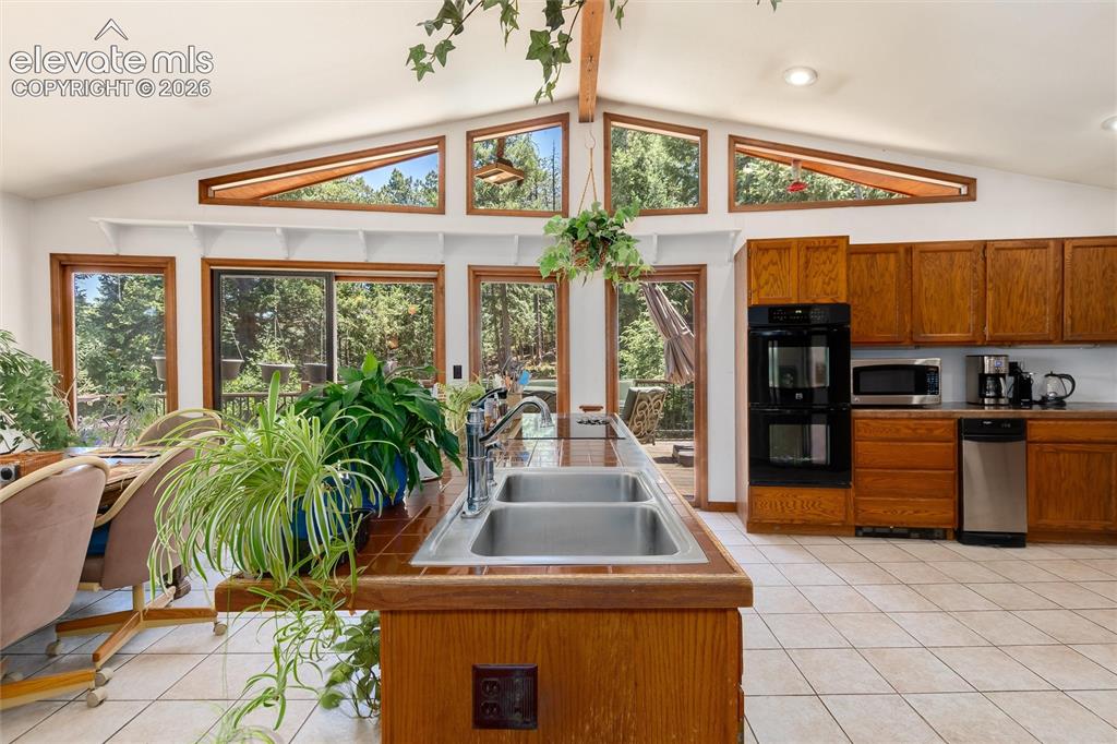 Image 12 of 50: Kitchen