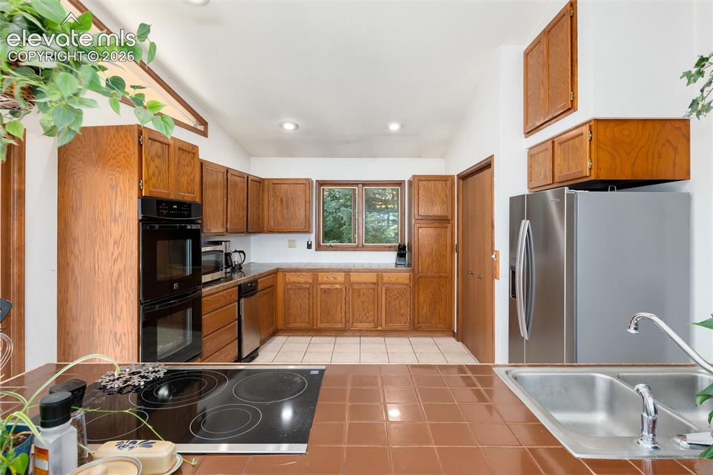 Image 13 of 50: Kitchen