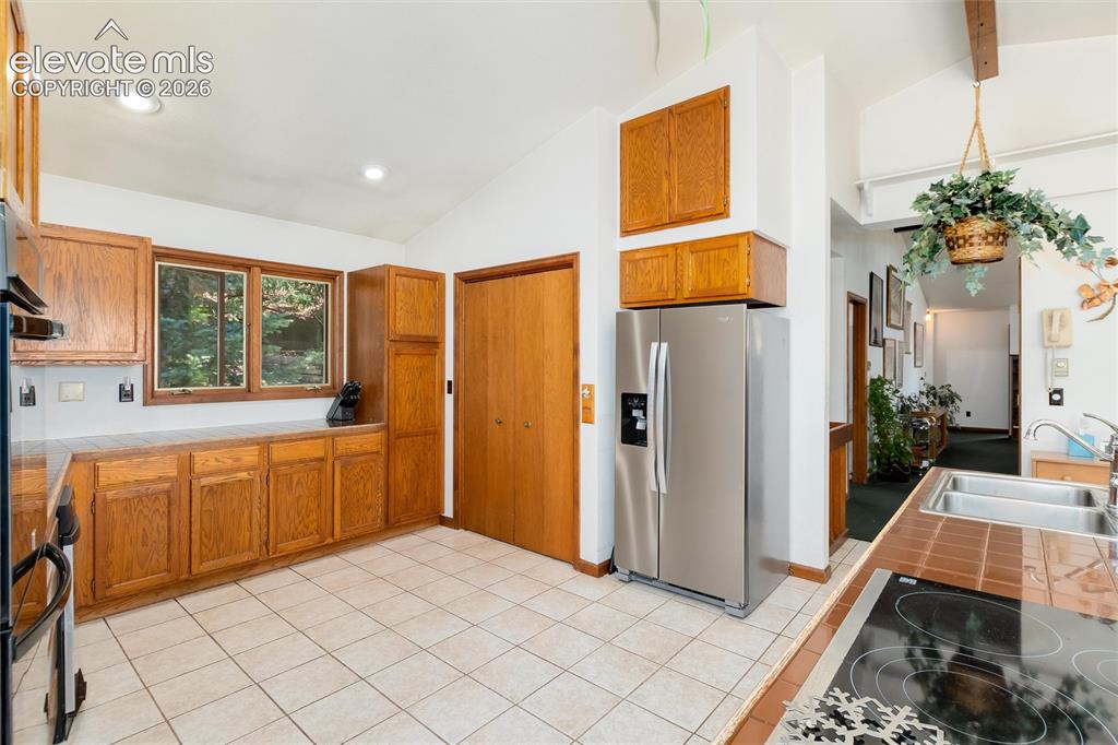 Image 14 of 50: Kitchen