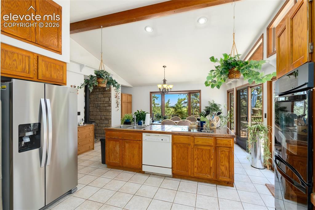 Image 15 of 50: Kitchen