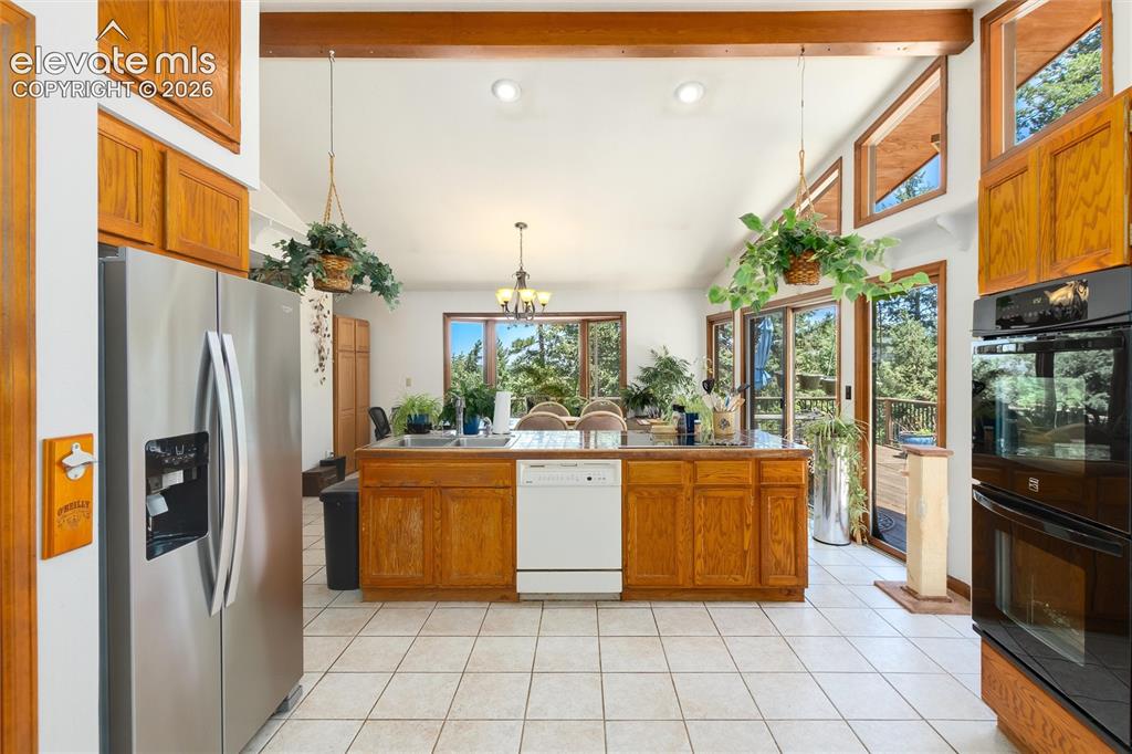 Image 16 of 50: Kitchen