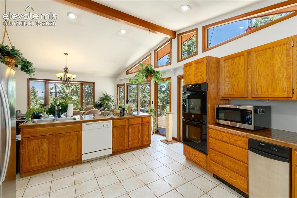 Image 17 of 50: Kitchen
