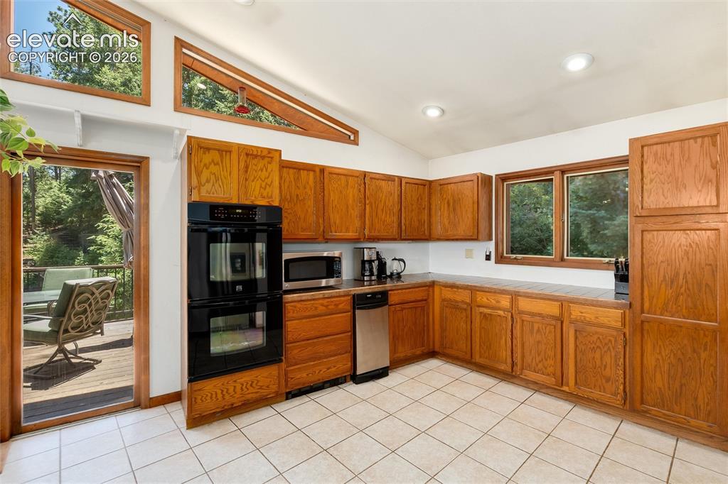 Image 18 of 50: Kitchen